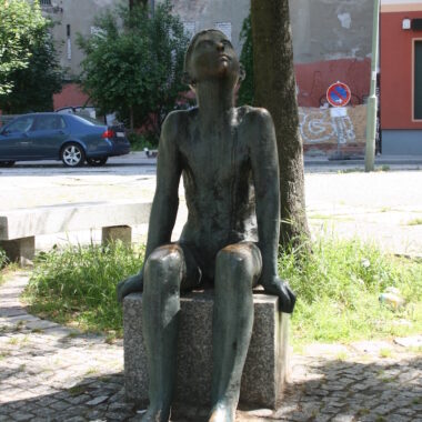 Sitzender Junge