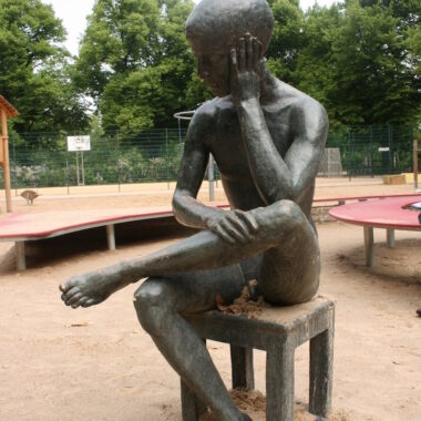 Sitzender Junge
