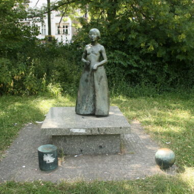 Mädchen mit Spielelementen, Fröbel gewidmet