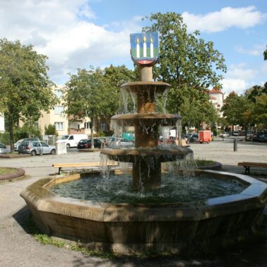 Schalenbrunnen mit Wappenaufsatz