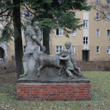 Vater mit vier Kindern, Ziege und Ziegenbock