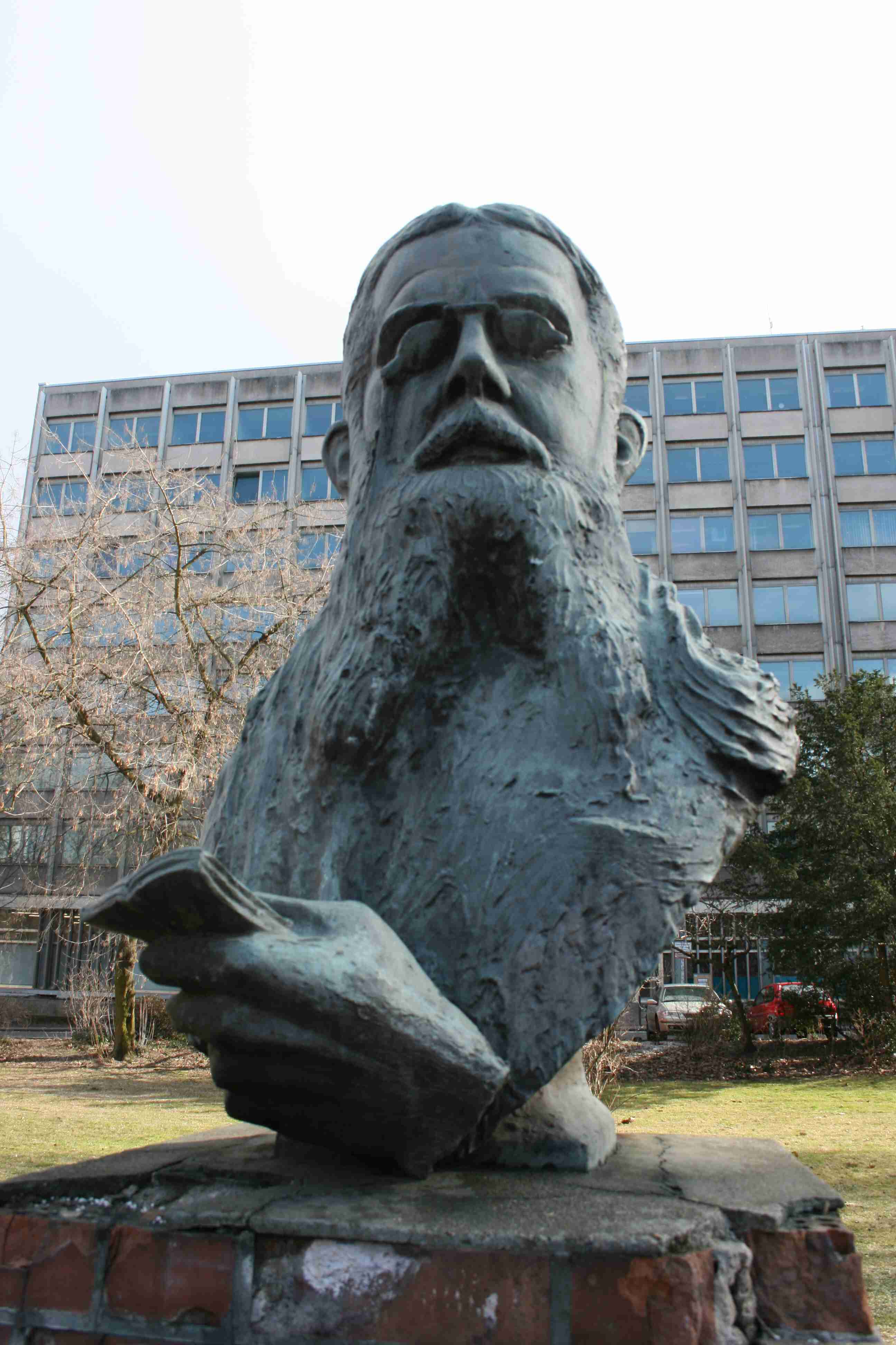 franz-mehring-denkmal-bildhauerei-in-berlin