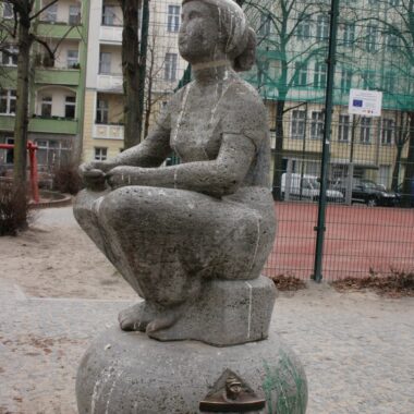 Brunnenfigur Sitzendes Mädchen