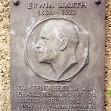 Gedenktafel Erwin Barth mit Springbrunnen
