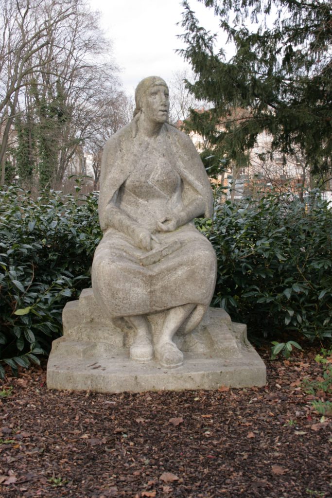 Trümmerfrau – Bildhauerei in Berlin