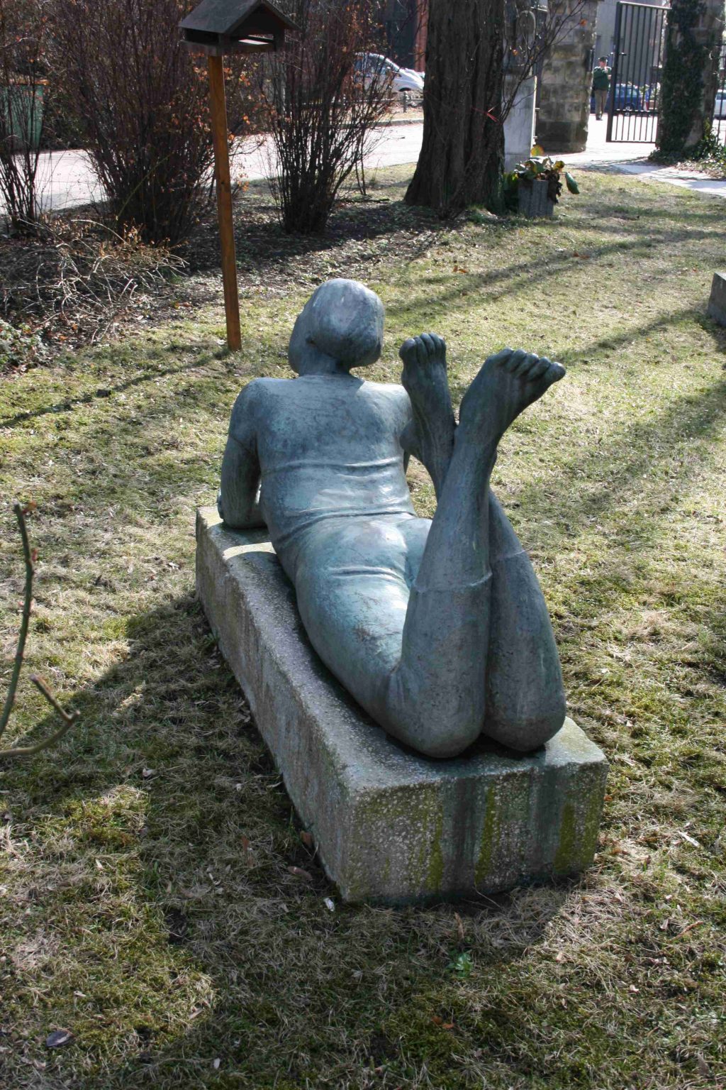 Liegende Bildhauerei in Berlin