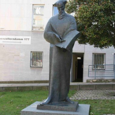 Marko-Marulic-Statue
