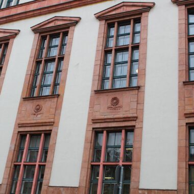 Jahreszeiten-Reliefs