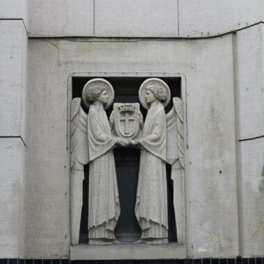 Engel mit Wappen Christi