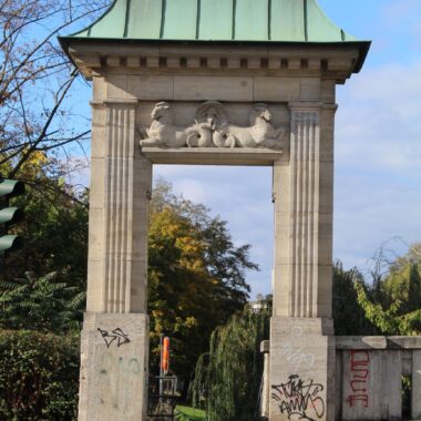 Relief am Portal