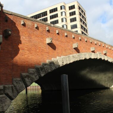 Reliefs an der Dovebrücke