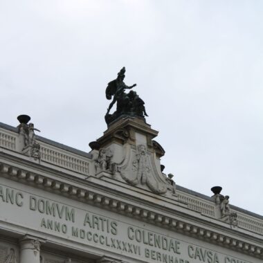 Giebelgruppe Kantstraße: Perseus befreit Andromeda
