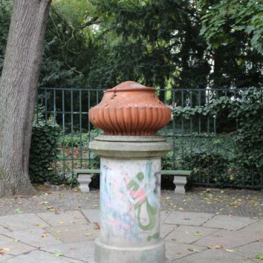 Vasen mit Ornamenten
