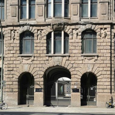 Reliefs Arbeiter und Ingenieure
