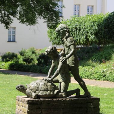 Kinder mit Schildkröte