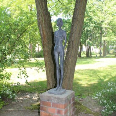 Stehende Figur