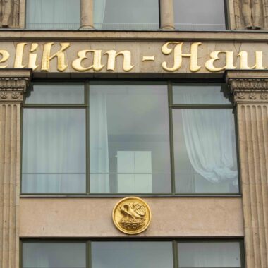 Pelikan-Emblem und Schriftzug