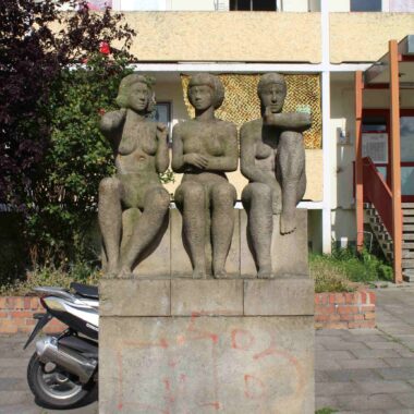 Drei sitzende Frauen