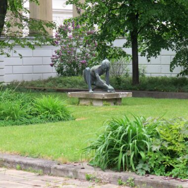 Hockender im Kronprinzenpalais