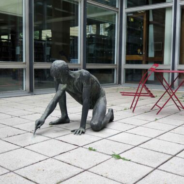 Hockender in der ZLB