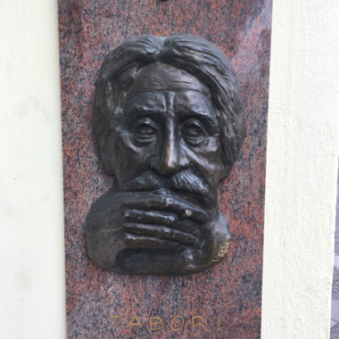 Porträtrelief George Tabori