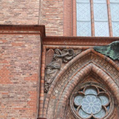 Relief schwebende Engel