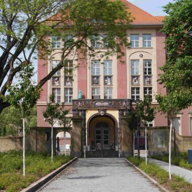 Portal des Verwaltungsgebäudes