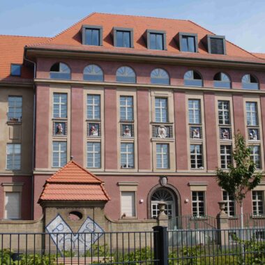 Reliefs am Entbindungshaus