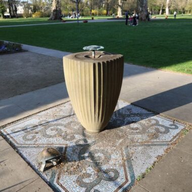 Vogelbrunnen mit Blume und Schildkröte