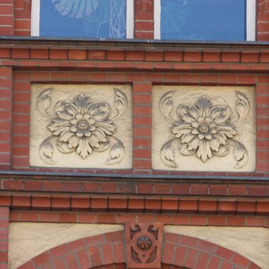 Reliefs Tiere und Pflanzen