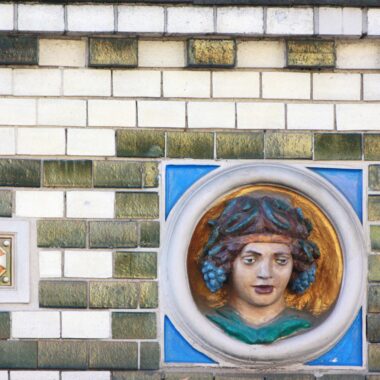 Reliefs mit Köpfen