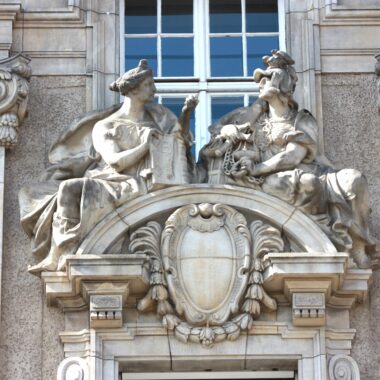 Figurenschmuck mit Schmuckkartsuche