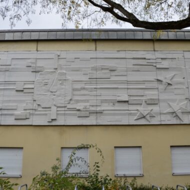 Betonrelief an der Fassade