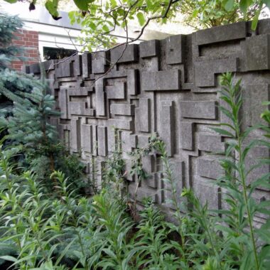 Freistehende Reliefwand