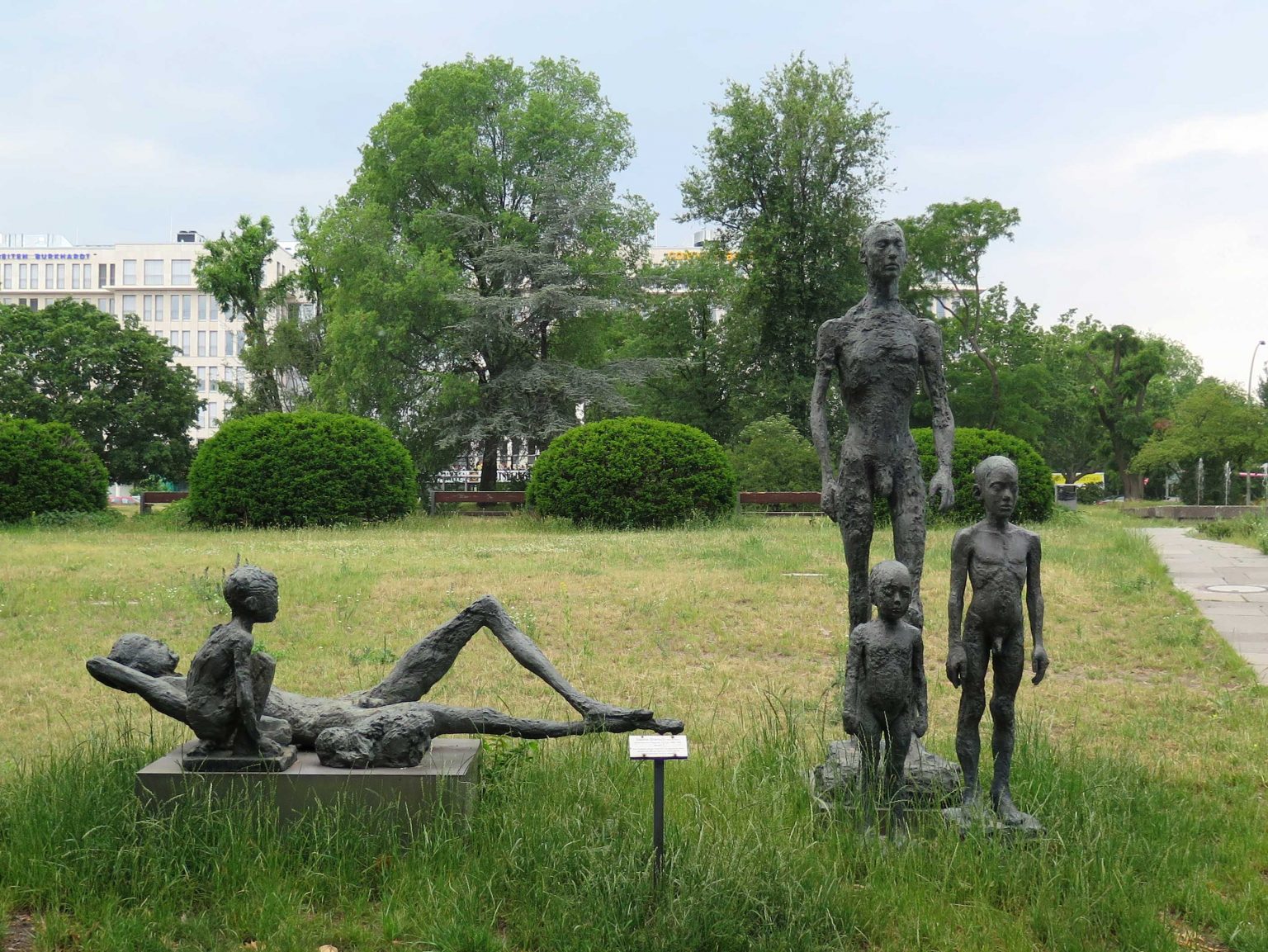 Stehende Und Liegende Gruppe Bildhauerei In Berlin