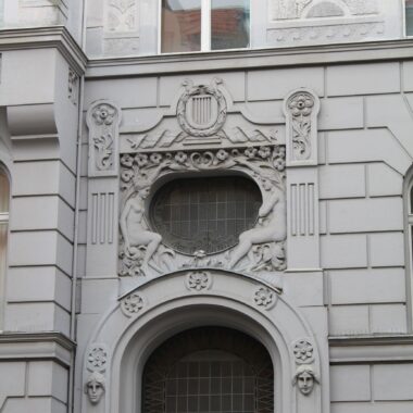 Relief am Rundbogenportal