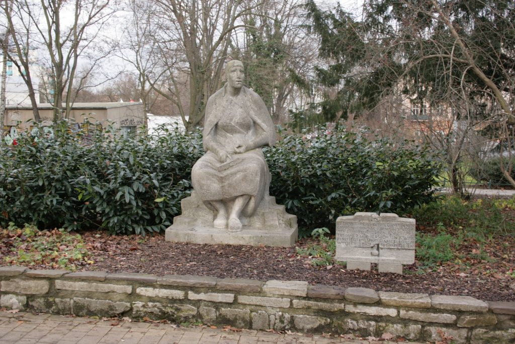 Trümmerfrau – Bildhauerei in Berlin