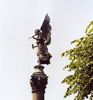 Zwei Granitsäulen mit Viktorienfiguren