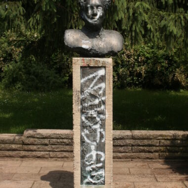 Büste Erich Weinert mit Bronzereliefs