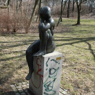 Sitzende mit aufgestütztem Arm