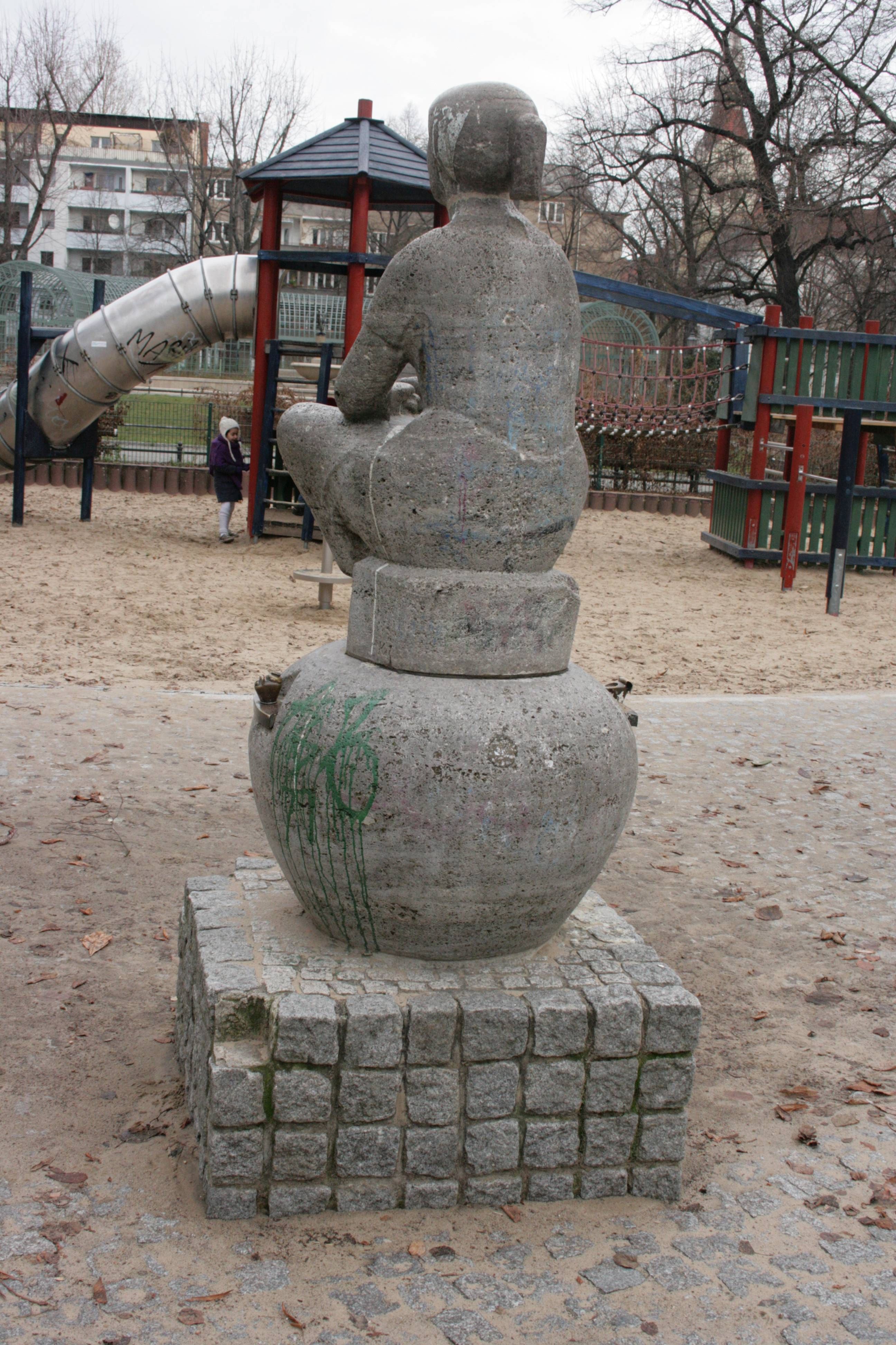 Brunnenfigur Sitzendes Mädchen Bildhauerei in Berlin