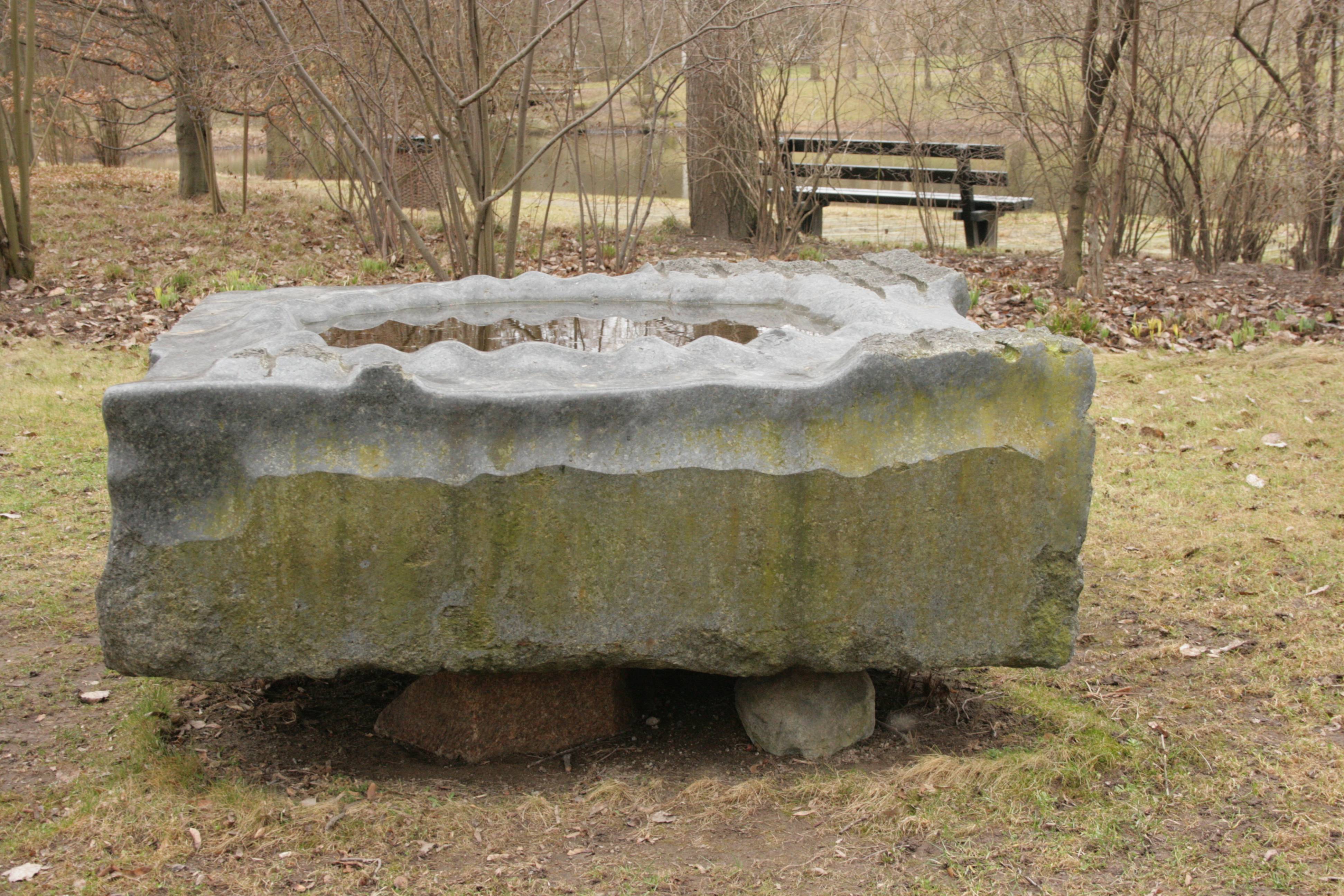 Großer Wasserstein Bildhauerei in Berlin