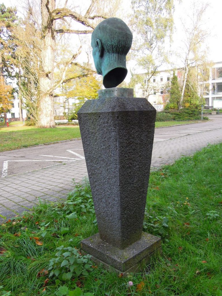 Denkmal Robert Rössle Bildhauerei in Berlin