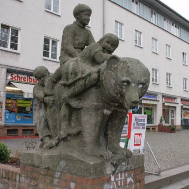Kinder und Bär
