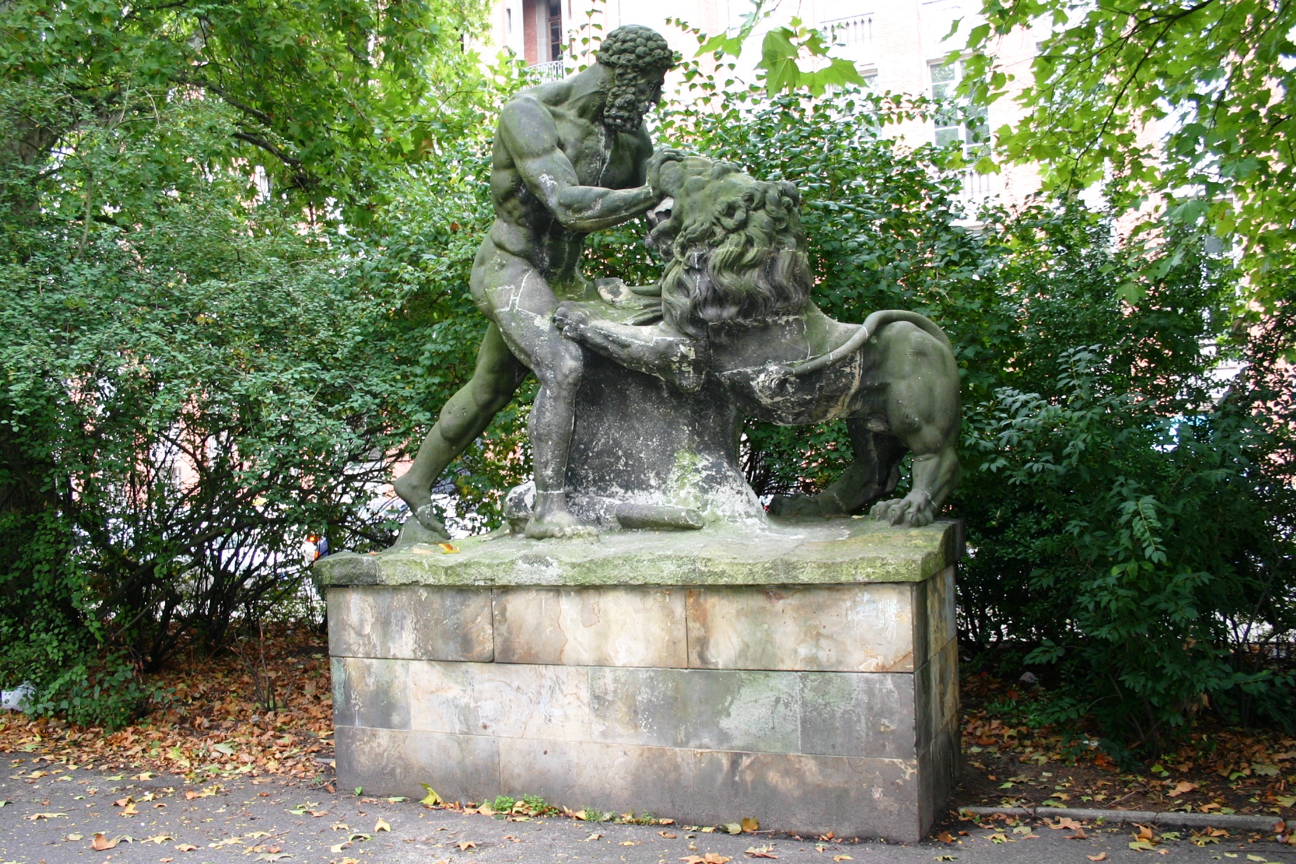 Herkules Im Kampf Mit Dem Nemëischen Löwen Bildhauerei In Berlin