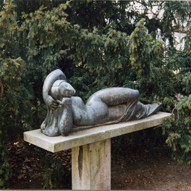 Liegende weibliche Figur