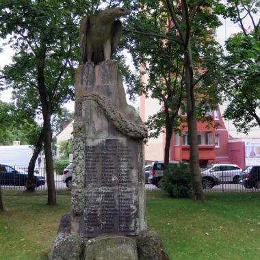 Kriegerdenkmal mit Adler