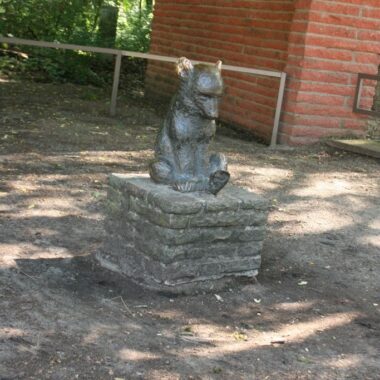 Sitzender Bär
